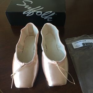 New. Suffolk Sonnet Pointe Shoes 5.5 XX